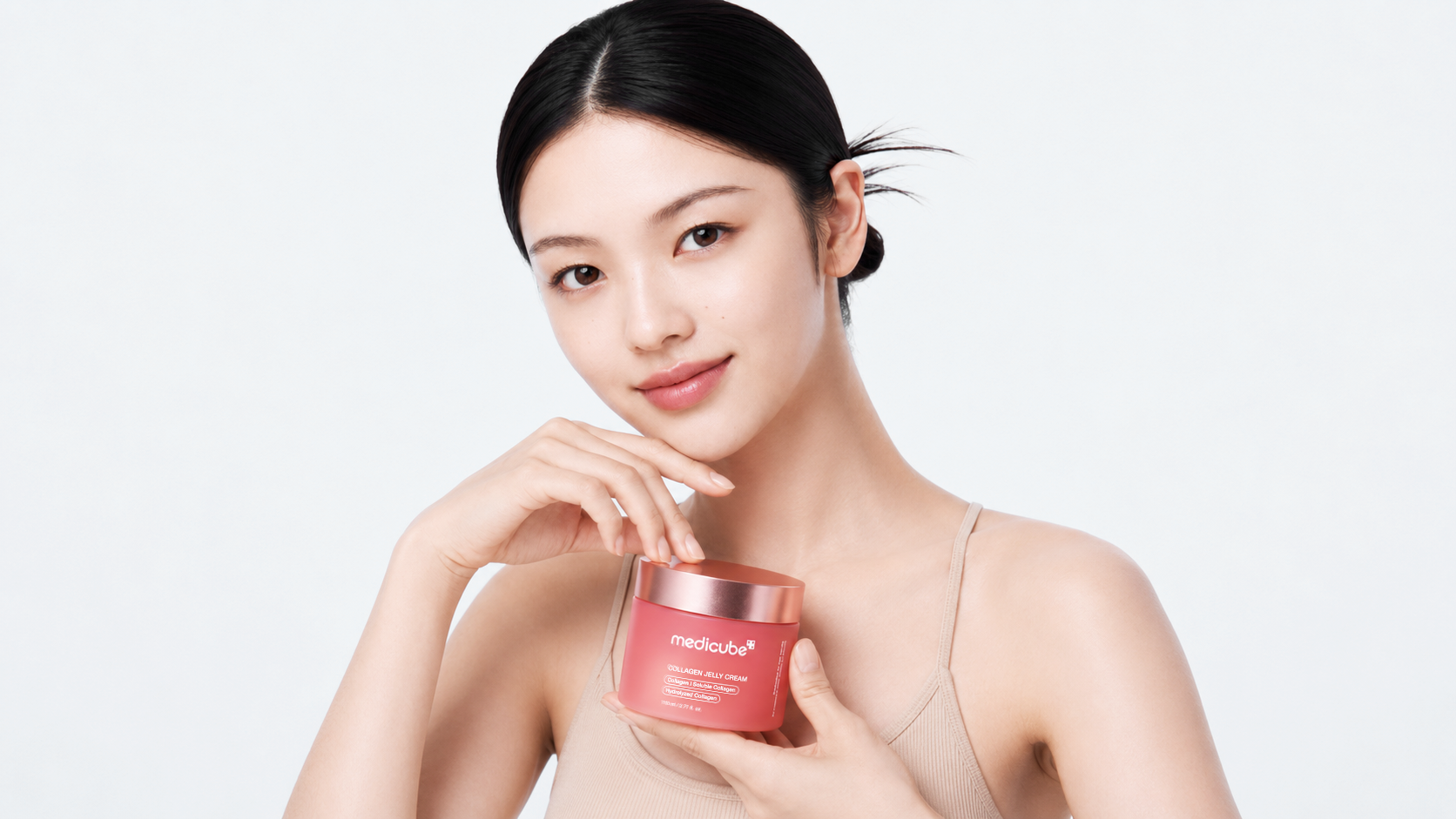 MEDICUBE — MODEL PRESENTING THE COLLAGEN JELLY CREAM