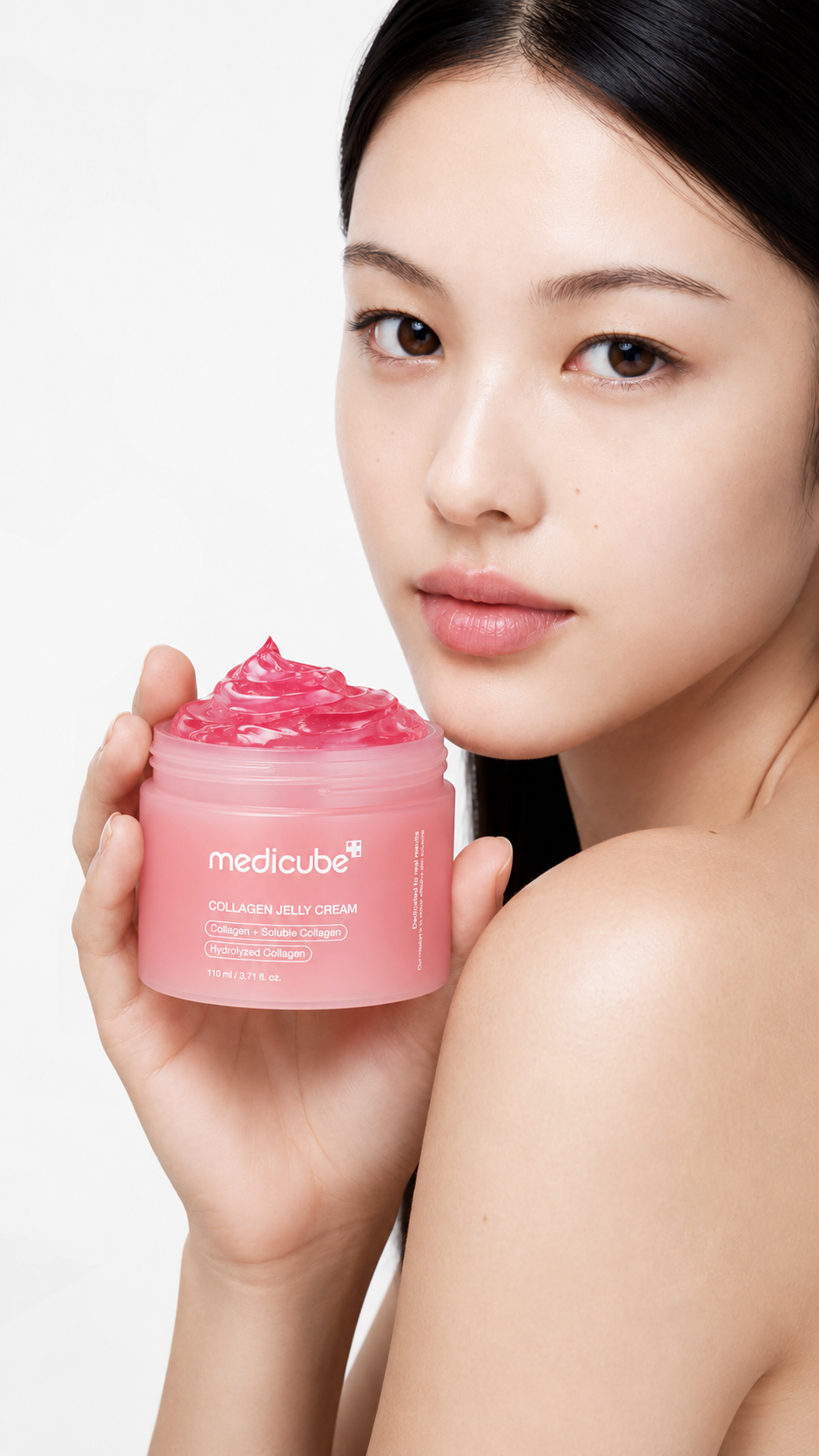 MEDICUBE — MODEL HOLDING THE OPEN JELLY CREAM JAR