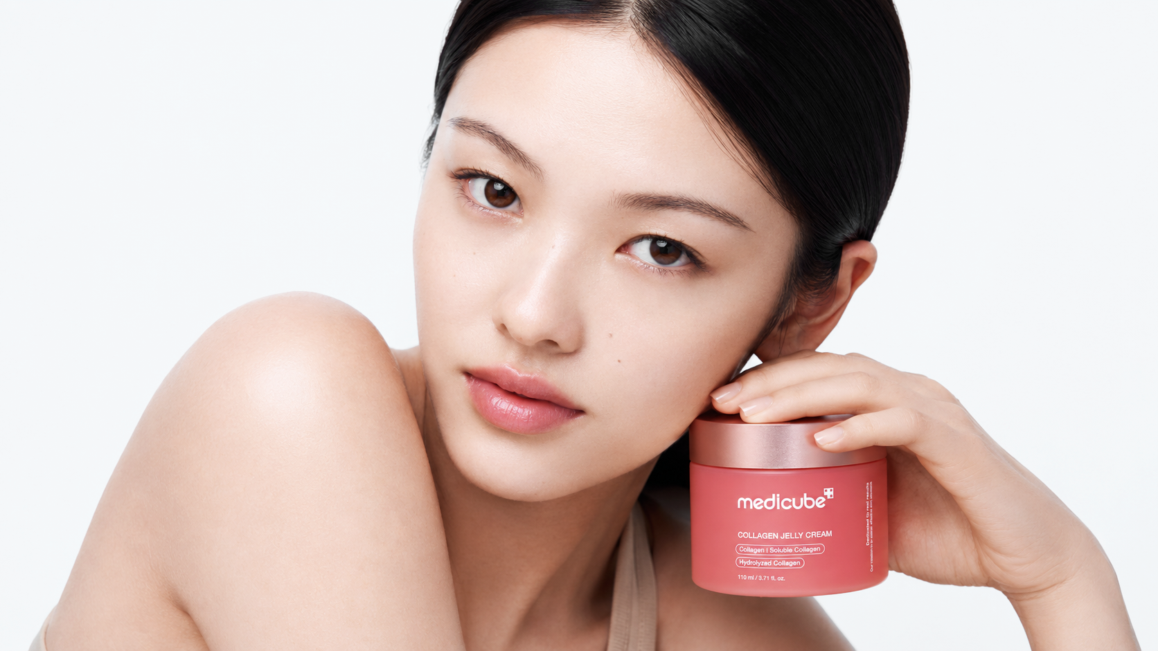 MEDICUBE — MODEL RESTING AGAINST THE COLLAGEN JELLY CREAM JAR